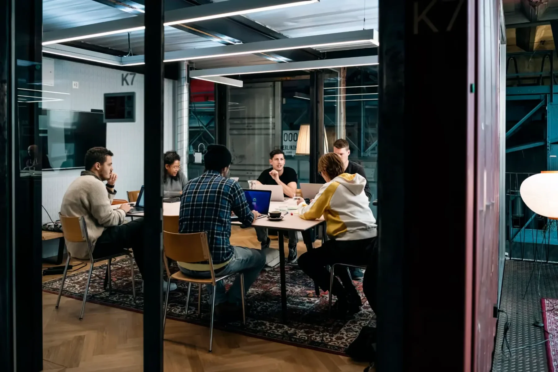 Das Panter-Team bei einer Besprechung im Büro in Zürich